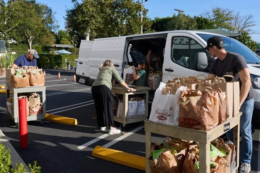 Volunteers in Minnesota Deliver Groceries