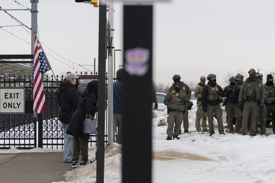 Promigrantes abuchean a jefe de CBP en Target de Minnesota