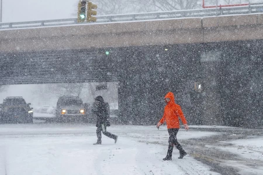 Más de 200 millones bajo alerta y 11 muertos por tormenta invernal