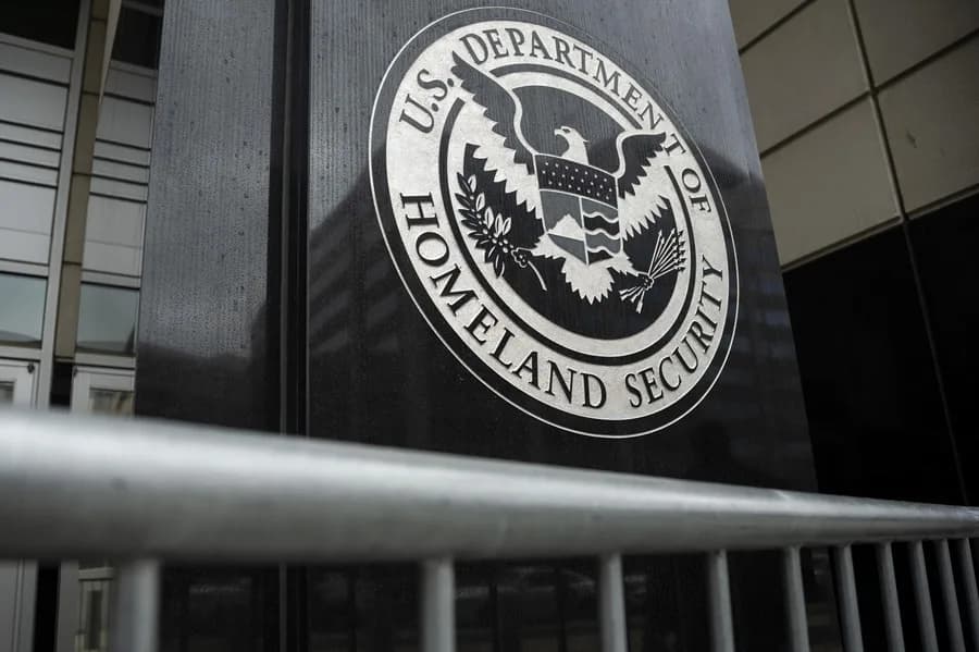 DHS investiga a ciudadanos