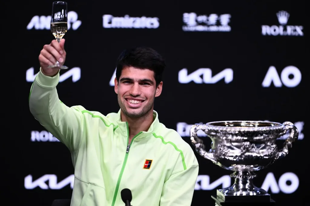 Alcaraz conquista su primer Abierto de Australia tras vencer a Djokovic