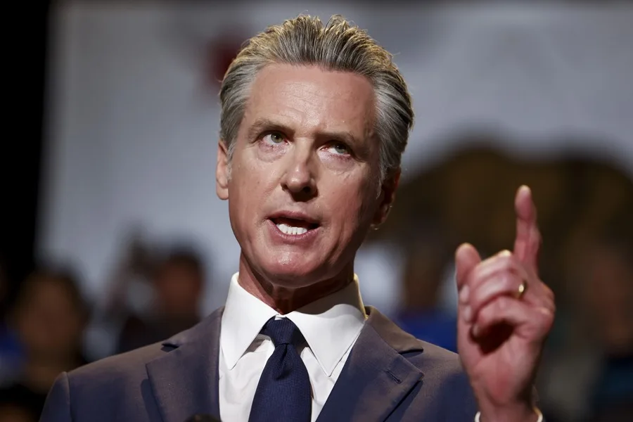 Abbott avanza y Newsom cae