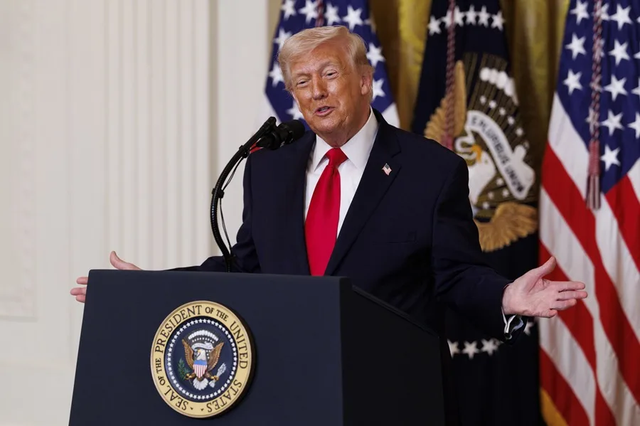 Trump bromea con renombrar el estrecho de Ormuz