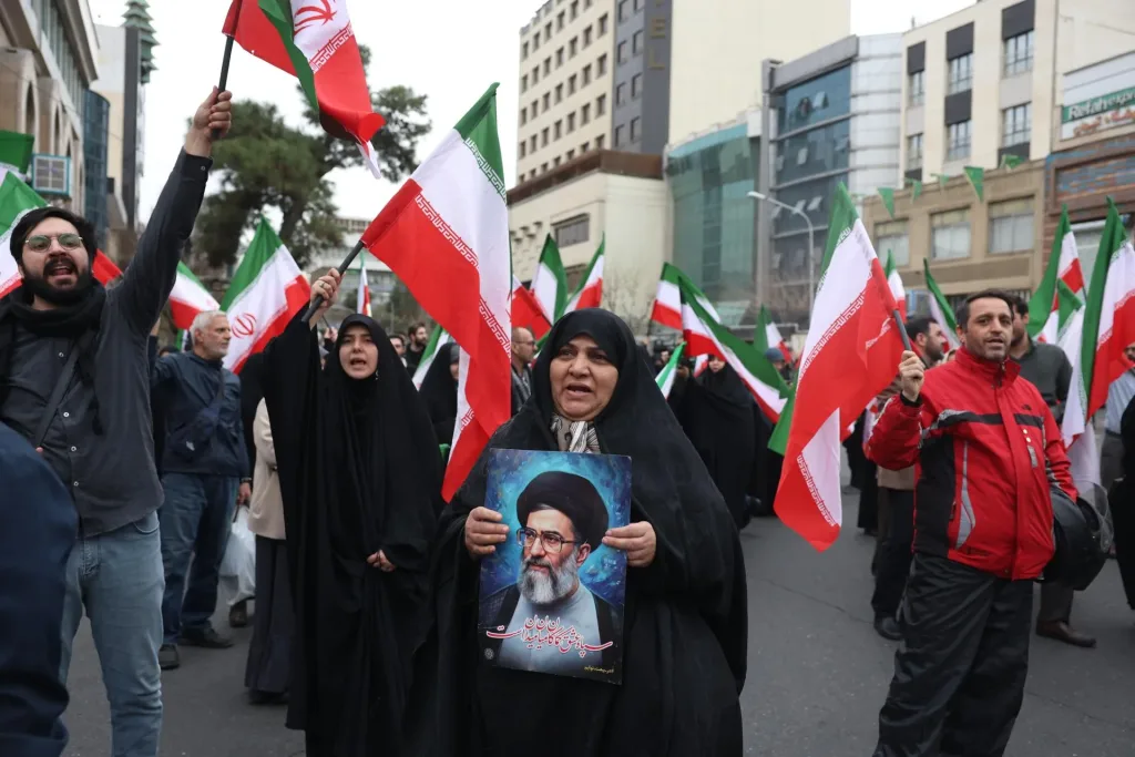 El caos y celebraciones ocultas tras la caída del régimen en Irán