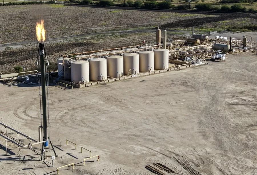El petróleo se dispara tras Irán cerrar el estrecho de Ormuz