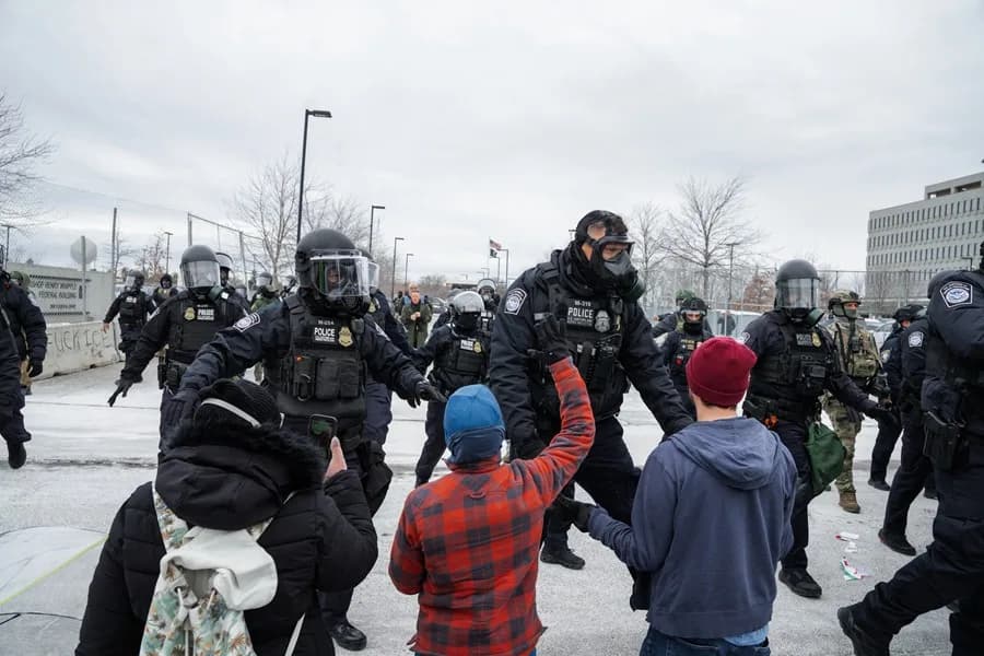 Trump cede y usará cámaras corporales en agentes de ICE