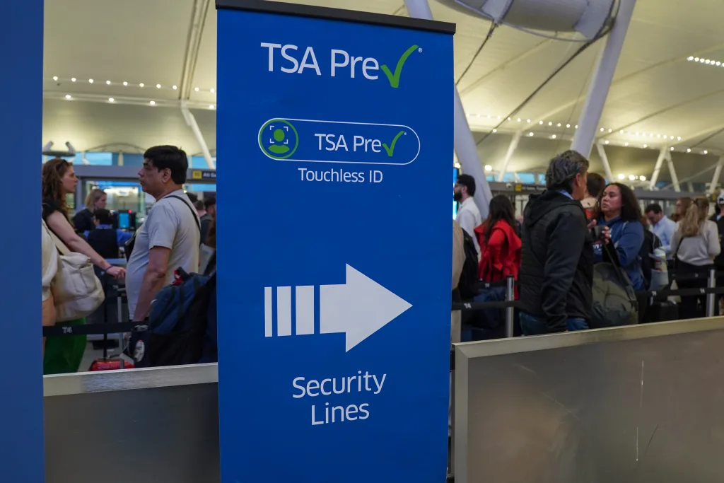 TSA: ¿Cómo sobrevivir a las largas filas en los aeropuertos?