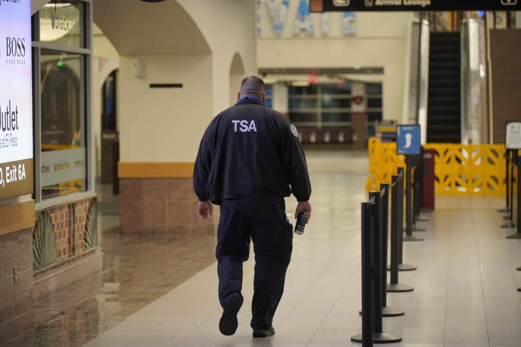 Caos en aeropuertos: agentes de TSA renuncian tras crisis salarial