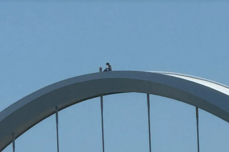 Activista suma tres días en lo más alto de un puente en Washington