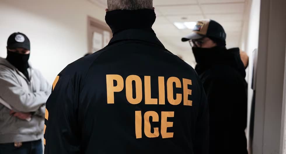 Juez frena al ICE