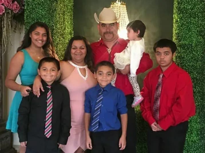 Familia exige liberar a padre detenido por el ICE en arresto