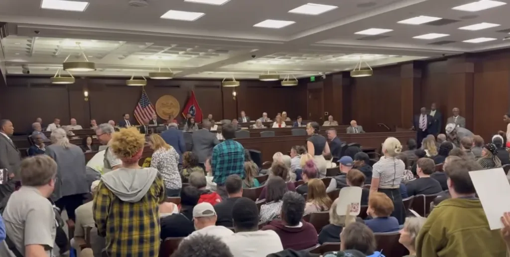 Estallan protestas en Tennessee tras eliminar el único distrito de mayoría negra