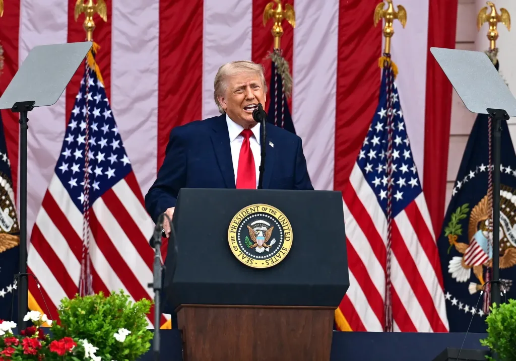 Trump arremete contra demócratas en su mensaje del Memorial Day