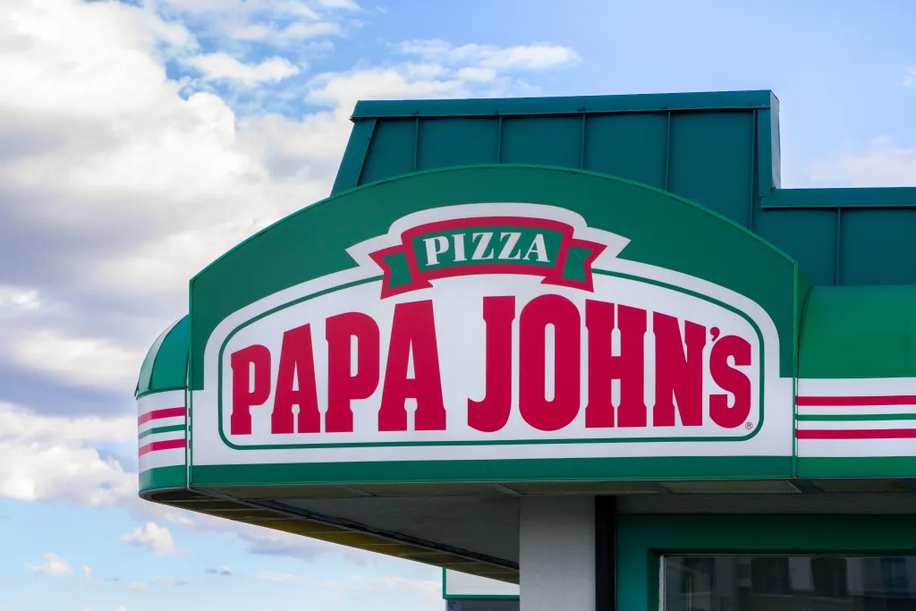 Papa John’s anuncia el cierre de 44 locales en USA por crisis