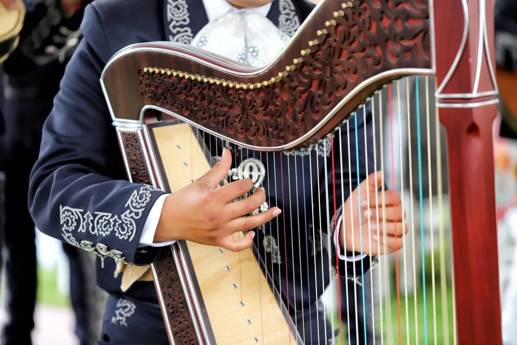 Mariachis arrestados junto a otras personas por ICE