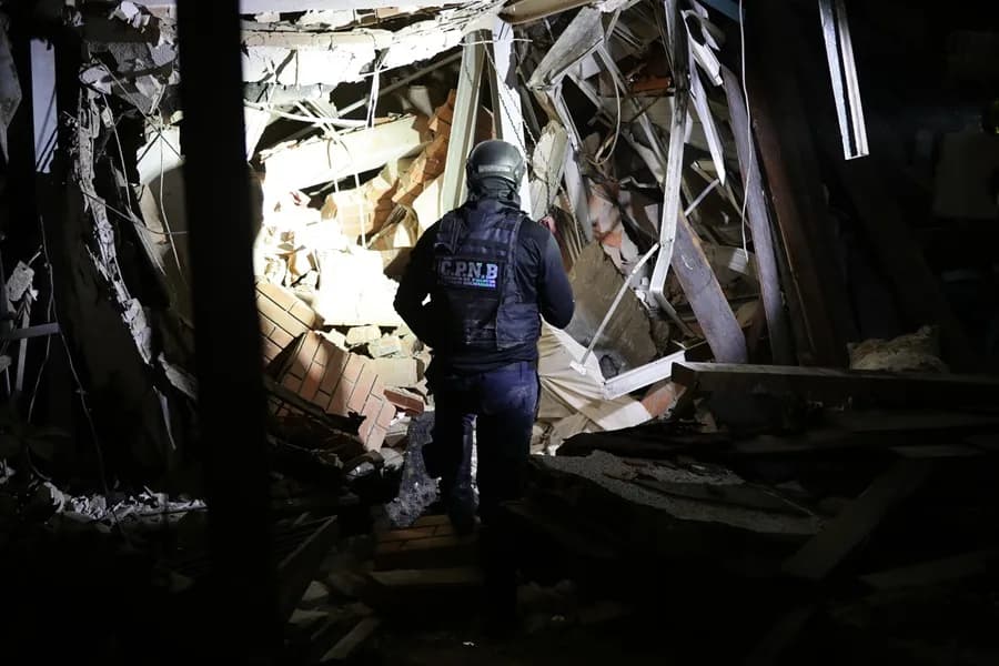 Un integrante del Cuerpo de Policía Nacional Bolivariana (CPNB) buscan víctimas este miércoles, luego de dos fuertes terremotos que sacudieron el Caribe venezolano en Caracas (Venezuela). EFE/ Ronald Peña R