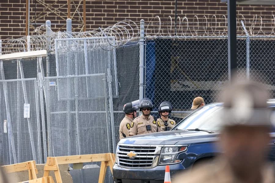 Juez bloquea parte de la ley de Colorado sobre centros de detención migratoria