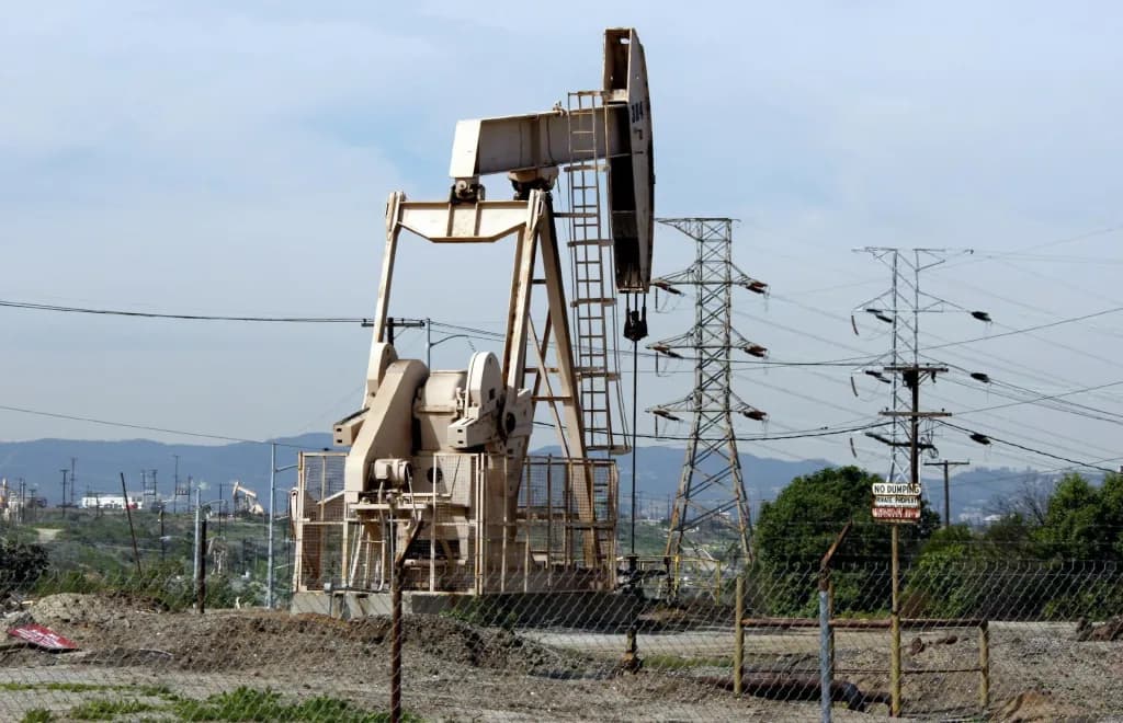 Trump afirma que petroleras ganan mucho con la guerra