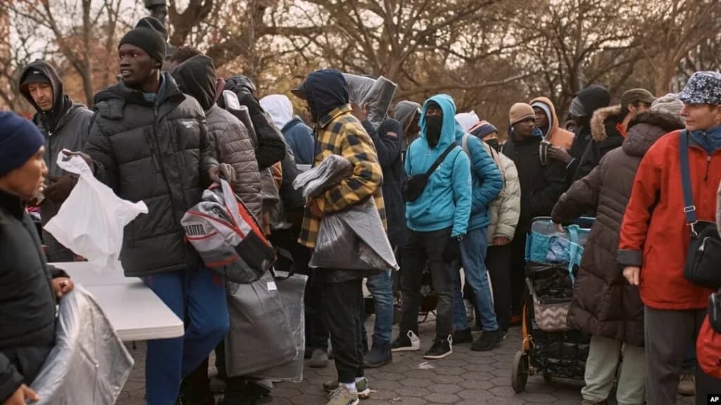 Denuncian abusos en centros migratorios