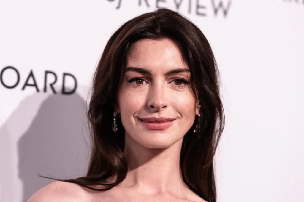 Anne Hathaway debuta como cantante en ‘Mother Mary’