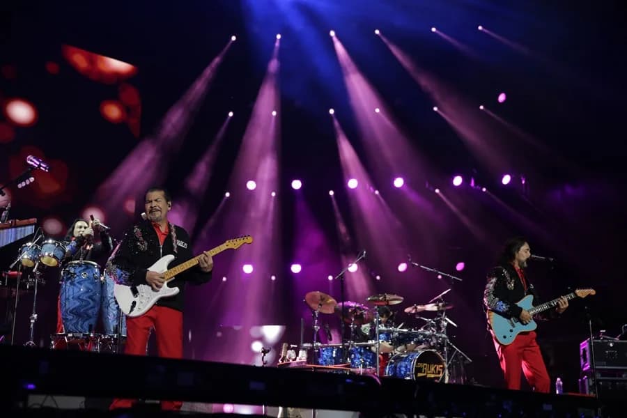 Los Bukis dedican su estrella de Hollywood a los inmigrantes