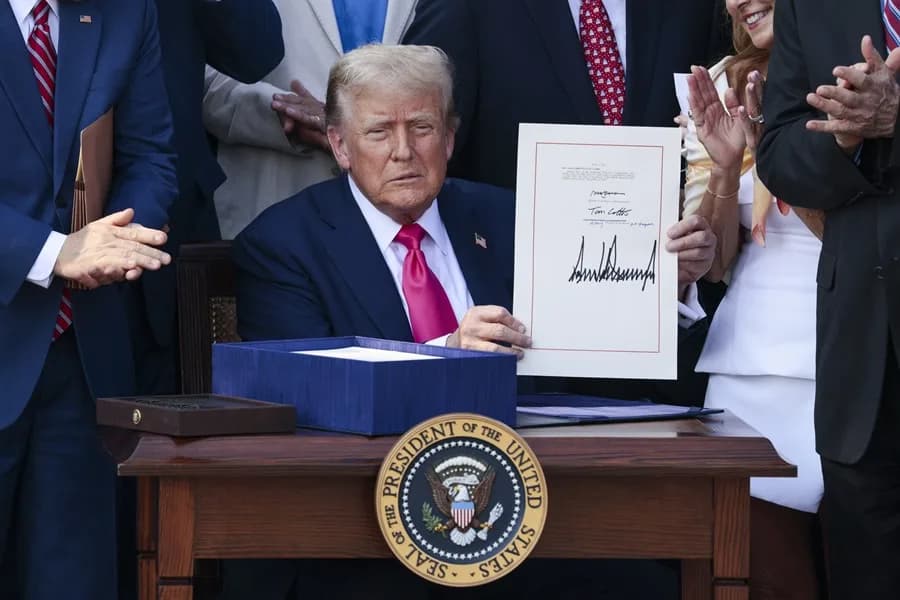 Trump celebra el 4 de julio firmando su ley de recortes fiscales