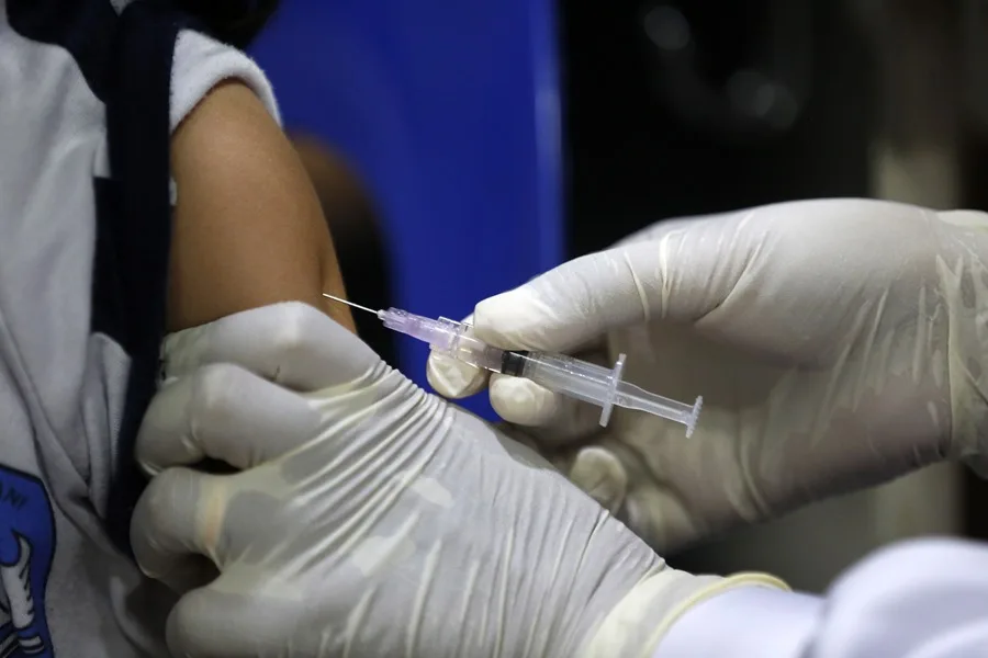 Refuerzo contra el sarampión: ¿lo necesitas en medio del brote actual?