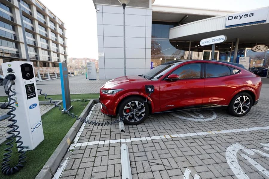 Adiós a los subsidios para autos eléctricos: lo que propone Trump