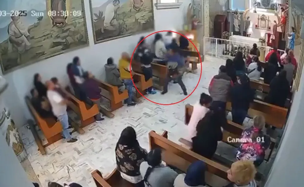 Edomex: Misa termina en pánico tras hombre apuñalar a feligreses