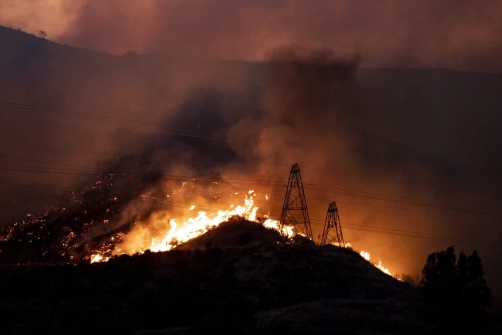 incendio que amenaza al norte de Los Ángeles