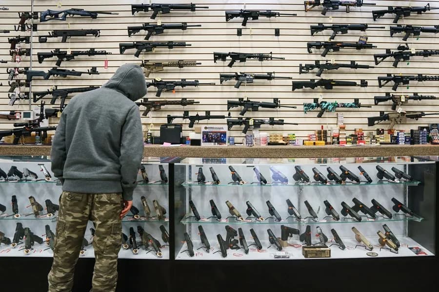 DOJ propone veto de armas para personas trans