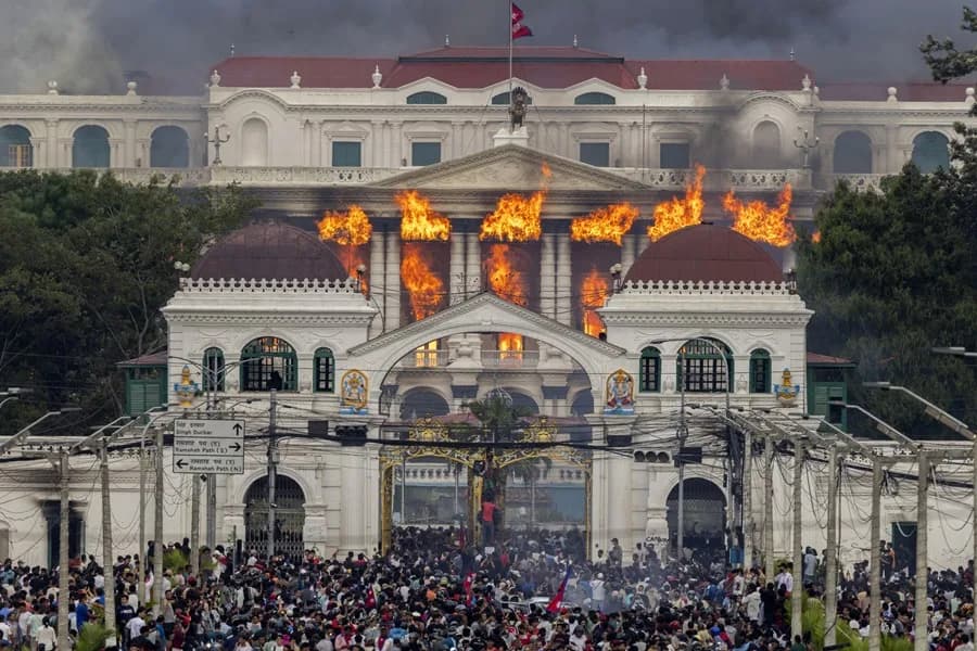 Incendian el Parlamento y esposa de ex primer ministra