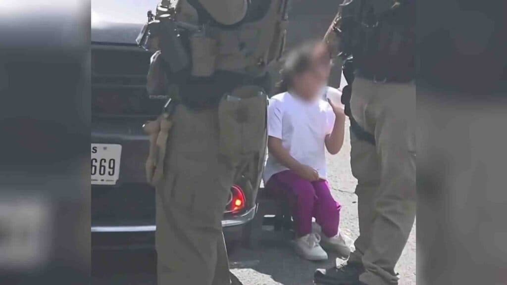 Retuvo a niña autista