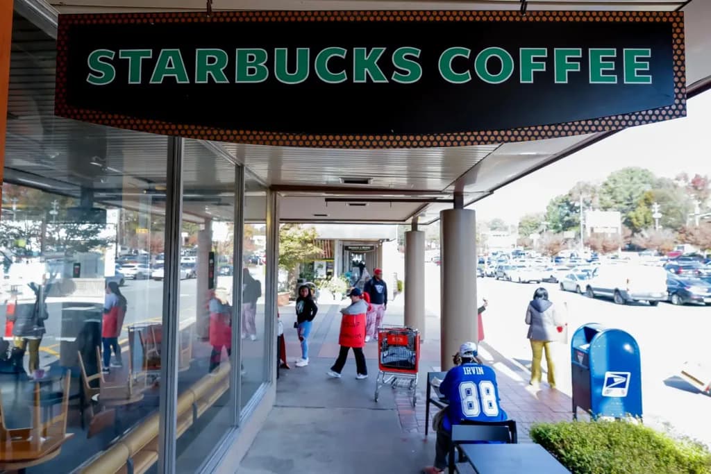 Starbucks anuncia más de 100 tiendas en EEUU