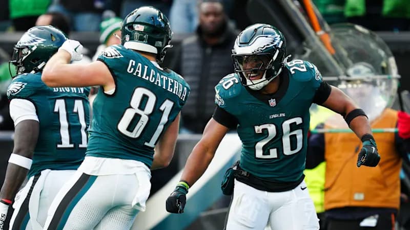 La NFL arranca con fuerza su temporada 2025/26, y la Semana 1 promete emociones intensas. El calendario, anunciado el 14 de mayo de 2025, inicia con un enfrentamiento épico entre los Dallas Cowboys y los campeones defensores, los Philadelphia Eagles. Este juego, programado para el 4 de septiembre en el Lincoln Financial Field, marca el comienzo de una temporada llena de rivalidades y momentos clave. Los fans están listos para ver a sus equipos favoritos en acción tras una larga espera. Aquí te contamos todos los detalles de los partidos que abrirán la campaña de la NFL. El juego inaugural enfrenta a los Eagles, liderados por Jalen Hurts, contra los Cowboys de Dak Prescott, quien regresa tras una lesión. Este choque de la NFC Este será transmitido por NBC a las 8:20 p.m. ET. Además, la Semana 1 incluye un partido internacional en São Paulo, Brasil, y una variedad de duelos que combinan talento joven y veteranos. Ningún equipo tiene descanso esta semana, así que todos los 32 clubes estarán en el campo. NFL Semana 1: El Arranque Estelar en Philadelphia El jueves 4 de septiembre, Philadelphia recibe a Dallas en un duelo que promete ser explosivo. Los Eagles buscan defender su título de Super Bowl LIX, mientras los Cowboys estrenan a su nuevo entrenador, Brian Schottenheimer. Este partido no solo abre la temporada, sino que también reaviva una de las rivalidades más intensas de la NFL. Los aficionados esperan un espectáculo lleno de estrategia y pasión. La transmisión en Peacock y NFL+ permitirá a los fans de todo el mundo seguir cada jugada. El viernes 5 de septiembre, la NFL lleva el fútbol americano a Brasil. Los Kansas City Chiefs, liderados por Patrick Mahomes, enfrentan a los Los Angeles Chargers en el Corinthians Arena a las 8:00 p.m. ET. Este juego, exclusivo en YouTube, destaca el esfuerzo de la liga por expandir su alcance global. Los Chiefs, siempre favoritos, buscarán imponer su ritmo ante unos Chargers en ascenso. NFL Semana 1: Domingo Lleno de Acción El domingo 7 de septiembre trae una agenda repleta con 13 partidos. A la 1:00 p.m. ET, destacan duelos como Las Vegas Raiders contra New England Patriots, donde el novato Drake Maye busca brillar. También, los Pittsburgh Steelers visitan a los New York Jets, con la incertidumbre sobre el futuro de Aaron Rodgers. Otros juegos incluyen a los Miami Dolphins contra Indianapolis Colts, un choque entre equipos que buscan redimirse tras un 2024 complicado. Estos partidos serán transmitidos por CBS y FOX, con streaming en Paramount+. A las 4:25 p.m. ET, la atención se centra en Baltimore Ravens contra Buffalo Bills, un duelo de pesos pesados de la AFC. Los Bills, con Josh Allen, son favoritos por 1.5 puntos según DraftKings Sportsbook. Este enfrentamiento podría ser un adelanto de los playoffs. Más tarde, a las 8:20 p.m. ET, los Detroit Lions visitan a los Green Bay Packers en un clásico de la NFC Norte, transmitido por NBC. NFL Semana 1: Cierre con Monday Night Football La Semana 1 culmina el lunes 8 de septiembre con un enfrentamiento en Chicago. Los Minnesota Vikings se miden a los Chicago Bears a las 8:15 p.m. ET en ESPN y ABC. Los Vikings, liderados por Sam Darnold, son favoritos por 1.5 puntos. Este juego promete ser un espectáculo para los fans del fútbol nocturno, con los Bears buscando sorprender en casa. Otros partidos del domingo incluyen a los Arizona Cardinals contra New Orleans Saints y los New York Giants contra Washington Commanders, ambos a la 1:00 p.m. ET. También, los Carolina Panthers enfrentan a los Jacksonville Jaguars, y los Cincinnati Bengals chocan con los Cleveland Browns. Cada encuentro tiene su propia narrativa, desde rookies buscando destacar hasta veteranos consolidando su legado. La NFL asegura una Semana 1 sin respiro, con juegos que mantendrán a los aficionados al borde de sus asientos. Con el calendario ya definido, los fans de la NFL están listos para una temporada inolvidable. La Semana 1 establece el tono para lo que será una campaña llena de sorpresas y emociones. Desde el duelo inaugural hasta el cierre del lunes, cada partido cuenta una historia única.