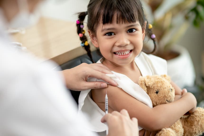 Niños latinos en EE.UU.: guía de vacunas y chequeos escolares