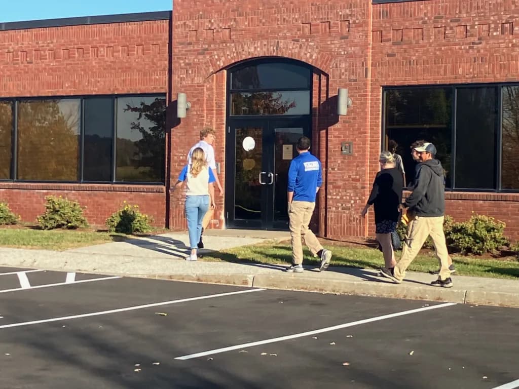 200 vecinos acompañan a migrante ante ICE