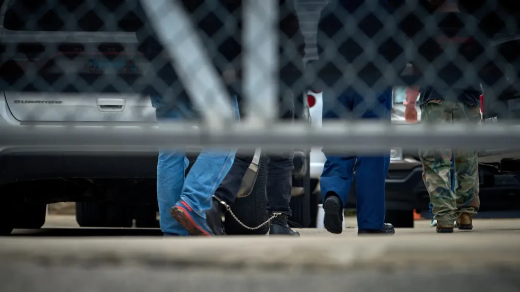 Latino logra huir del ICE y se esconde en su casa