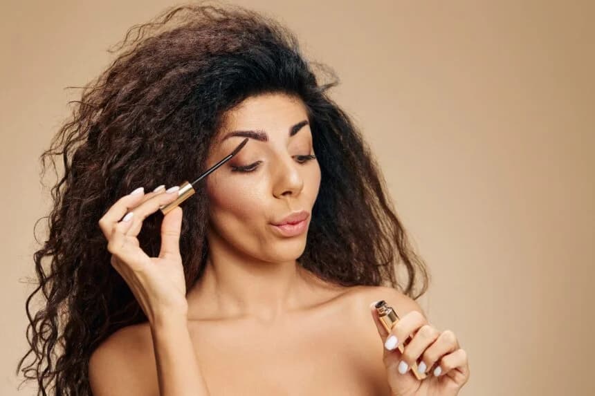 ¡Mira cómo brillan! Extensiones y pestañas en tendencia para latinas