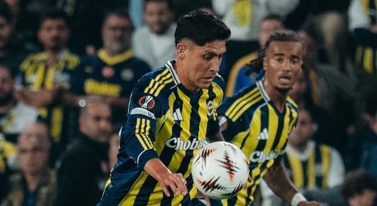 Edson Álvarez recibe dura agresión ante Stuttgart