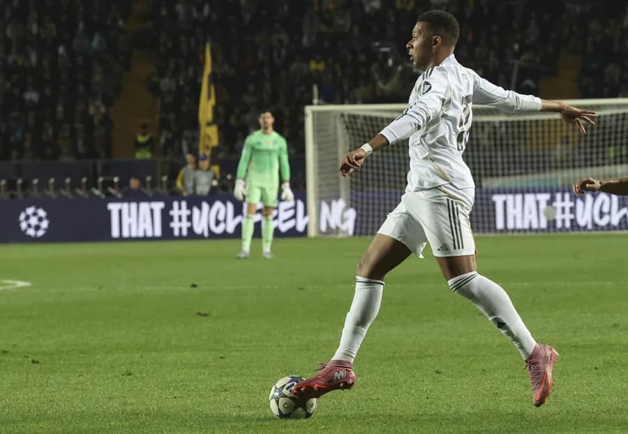 Mbappé viaja con Francia pese a su lesión