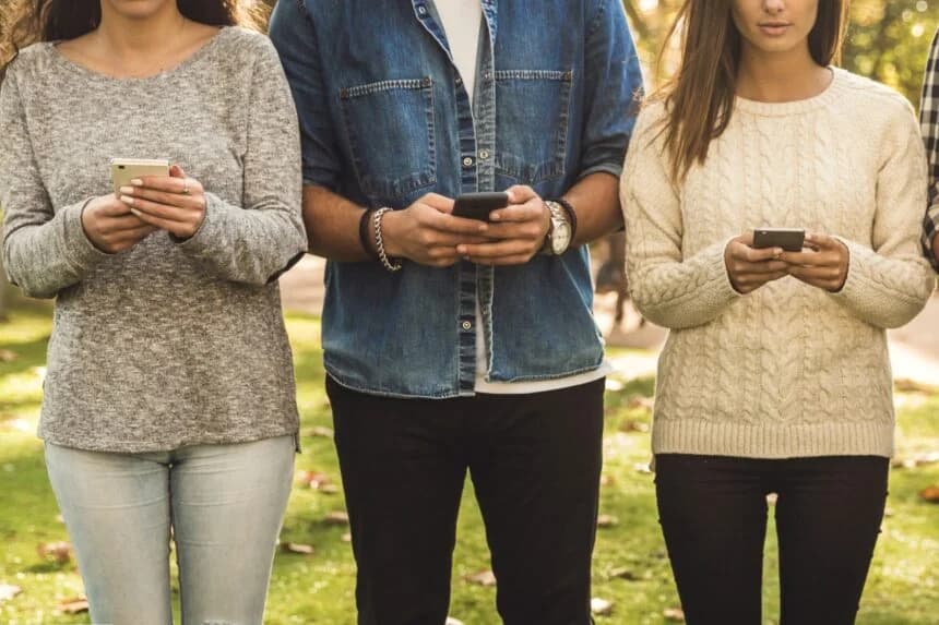 ¿Cómo afectan las redes sociales a la salud mental de los latinos?