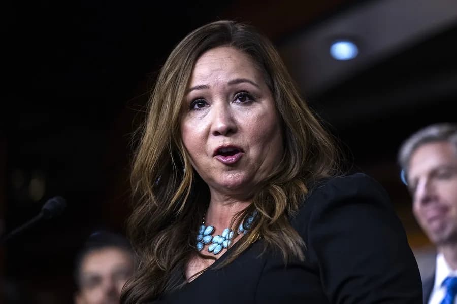 Congresista Adelita Grijalva es rociada con gas pimienta por ICE