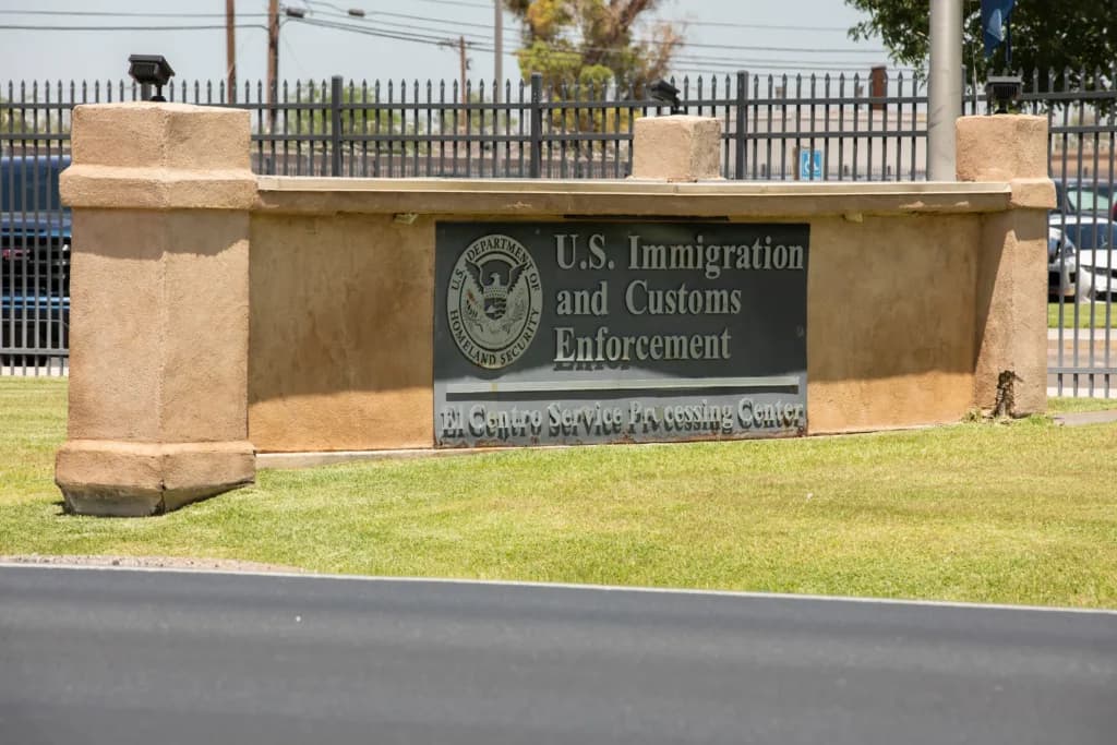 ICE evita que migrantes aborden vuelos