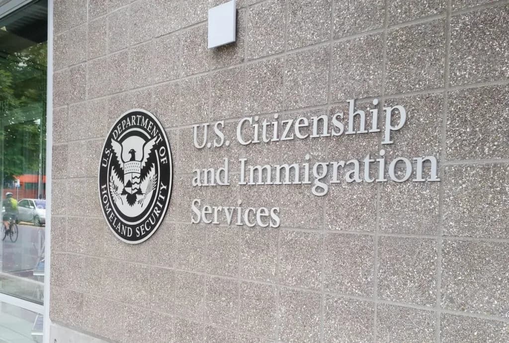 USCIS advierte: el error que deporta a viajeros en EE.UU.