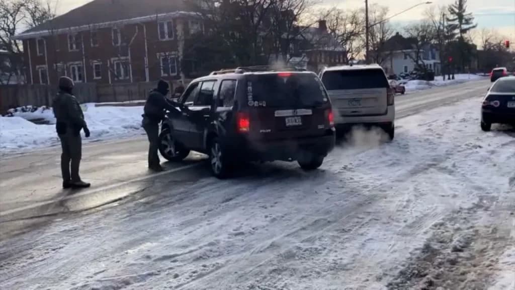 Video del agente de ICE muestra el momento del tiroteo en Minneapolis