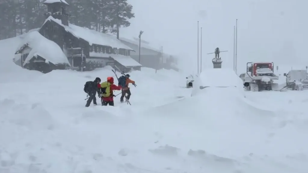 Avalancha en California deja diez esquiadores desaparecidos