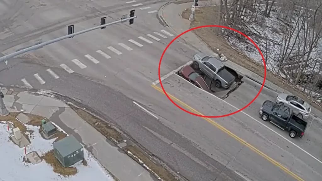 Calle se desploma y traga autos en Nebraska