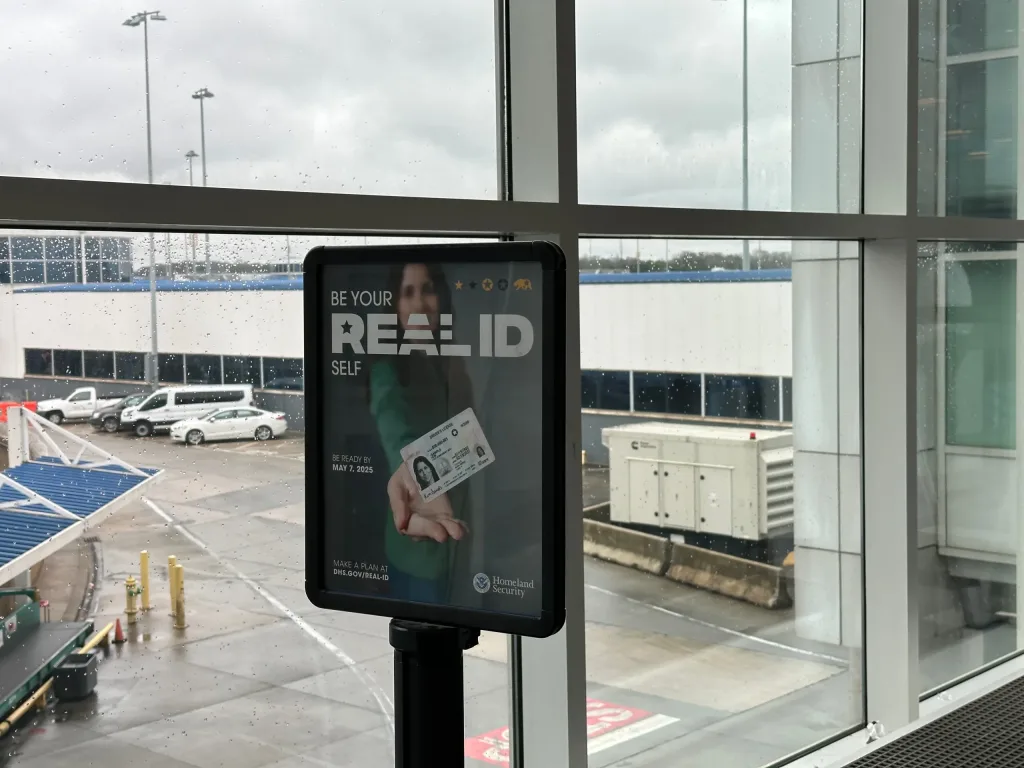 Viajar sin REAL ID podría costarle $45 extra