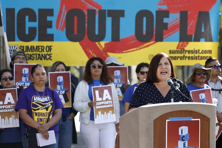 California prohibiría agentes del ICE
